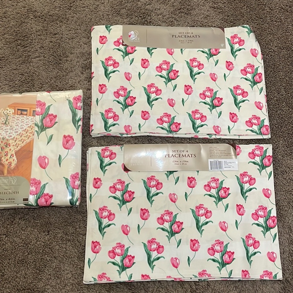 Tulip Table Cloth and Placemats-NWT